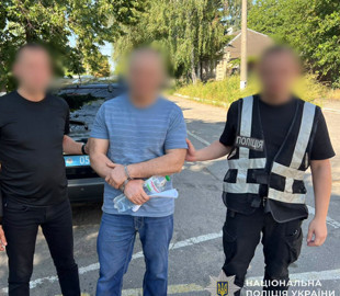 Торгував зброєю поштою по всій Україні: на Львівщині викрили 51-річного підпільного зброяра