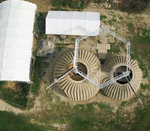 Инженеры напечатали на 3D-принтере глиняный дом необычной формы