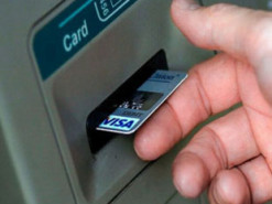 У Вінниці жінка понад 10 разів розрахувалась знайденою у банкоматі карткою студента