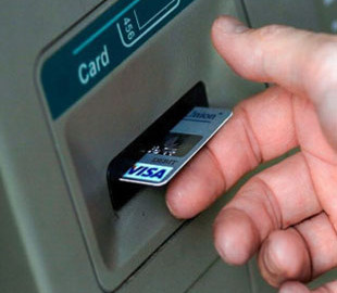 У Вінниці жінка понад 10 разів розрахувалась знайденою у банкоматі карткою студента