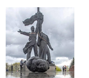 Осадчая предложила передать России второй вариант монумента "дружбы народов"