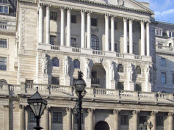 Центробанк Великобритании обеспокоен переездом IT-систем банков в облака