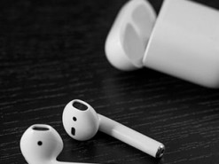 Мужчина во сне проглотил наушник Apple AirPods