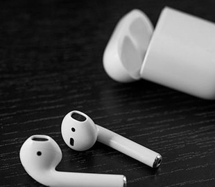 Мужчина во сне проглотил наушник Apple AirPods