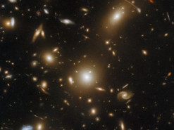 Телескоп Hubble зробив знімок масивного скупчення галактик