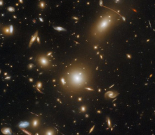 Телескоп Hubble зробив знімок масивного скупчення галактик