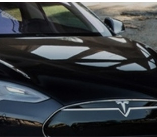 Tesla отказала в гарантийном ремонте автомобиля, сломанного из-за дождя