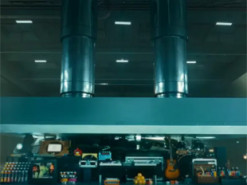 Apple критикують за рекламу нового iPad, у якій гідравлічний прес нищить культурні надбання людства