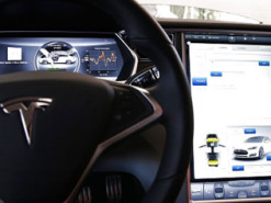 Владельцы старых Tesla Model S и X выбили право на бесплатную замену износившейся флеш-памяти