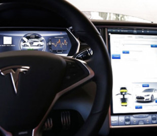 Владельцы старых Tesla Model S и X выбили право на бесплатную замену износившейся флеш-памяти