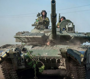 Бойцы 93-й бригады провели "парад" на трофейных российских танках