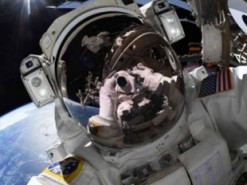 Американские астронавты сделали экстремальное сэлфи в открытом космосе