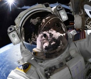 Американские астронавты сделали экстремальное сэлфи в открытом космосе