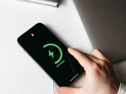 Чому не можна класти смартфон екраном догори: 5 факторів ризику