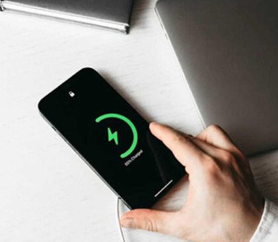 Чому не можна класти смартфон екраном догори: 5 факторів ризику