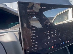 Tesla наделила Model S и Model X моторчиками для поворота центрального дисплея