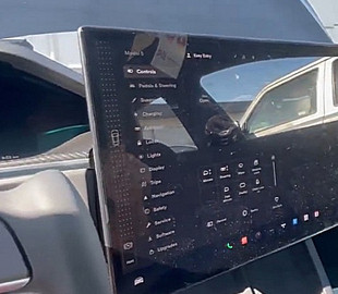 Tesla наделила Model S и Model X моторчиками для поворота центрального дисплея