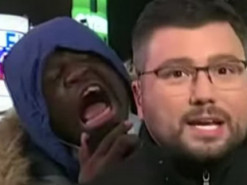 В США прохожие с криками ворвались в прямой эфир украинского ведущего. Видео стало хитом