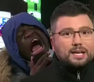 В США прохожие с криками ворвались в прямой эфир украинского ведущего. Видео стало хитом