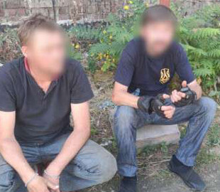 Полицейские задержали мужчин, которые пытались украсть прокатный электросамокат