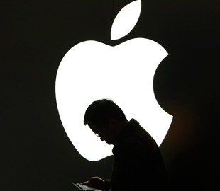 Apple увольняет сотни сотрудников, прослушивавших записи Siri