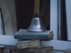 "Біль та спустошення": харківські школярі у День знань показали руїни знищеної школи