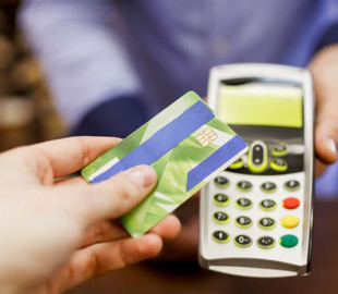 Чоловіку оголосили підозру за користування чужою банківською картою