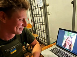 Онлайн-церемонія: військовий Закарпатської тероборони одружився через відеочат