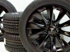 Электромобили Tesla теперь могут определять степень износа разных шин