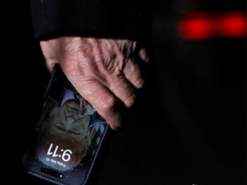 В мережу злили фото з екрана телефону Трампа: що на ньому зображено