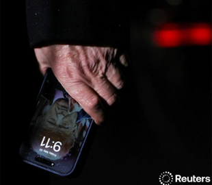 В мережу злили фото з екрана телефону Трампа: що на ньому зображено