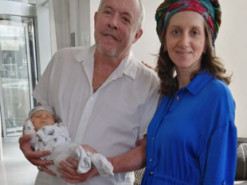 Макаревич показал новорожденного сына (фото)