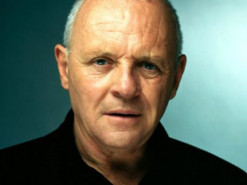 Хопкинс зажигательно станцевал в TikTok и передал эстафету Шварценеггеру и Сталлоне