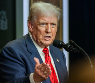 Трамп хоче позбавити ліцензій два телеканали, які його критикують