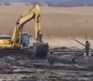 В сети показали видео, как российские танки застряли в грязи под Ростовом