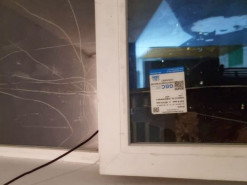 Подрядчик Киевстара провел интернет-кабель через окно в подъезде