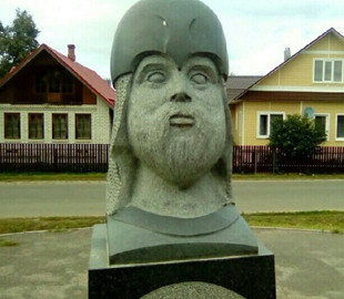 Брат "Аленушки Апокалипсиса": в сети высмеяли смешной памятник Пожарскому