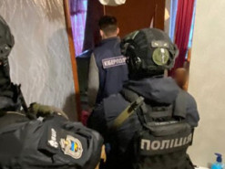 Кіберполіція викрила жінку, яка продавала інтимні фото та відео своїх доньок