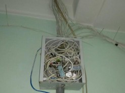 Киевляне возмущаются  качеством монтажа "последней мили" ряда провайдеров 