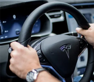 Tesla представила электрокар с рекордным запасом хода: подорожают ли ее акции