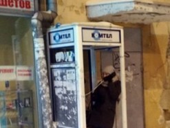 Горловчане от безысходности и отсутствия мобильной связи начали пользоваться городскими таксофонами