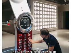 Створено двометрову Motorola V70, яка працює як звичайний телефон