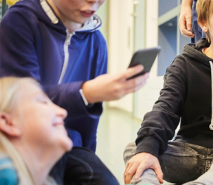 Швеція запровадить тотальну заборону смартфонів у школах з 2026 року