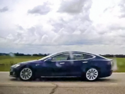 У электрокара Tesla Model X на ходу разрушается крыша