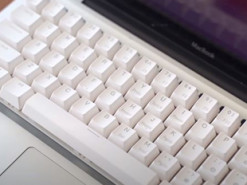 Энтузиаст создал первый в мире MacBook Pro с механической клавиатурой