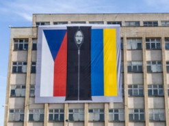 На будівлі МВС Чехії «вивісили» путіна у мішку для трупів