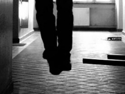 В Каменском пенсионер повесился на интернет-кабеле