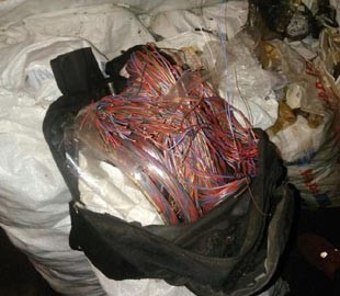 Поймали на горячем: в Кривом Роге задержали злоумышленников за кражу кабеля