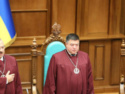 Стало відомо, як ексголова Конституційного суду втік за кордон