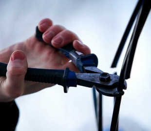 За викрадені кабелі Укртелекому та телефон у касирші чоловіка покарали через суд